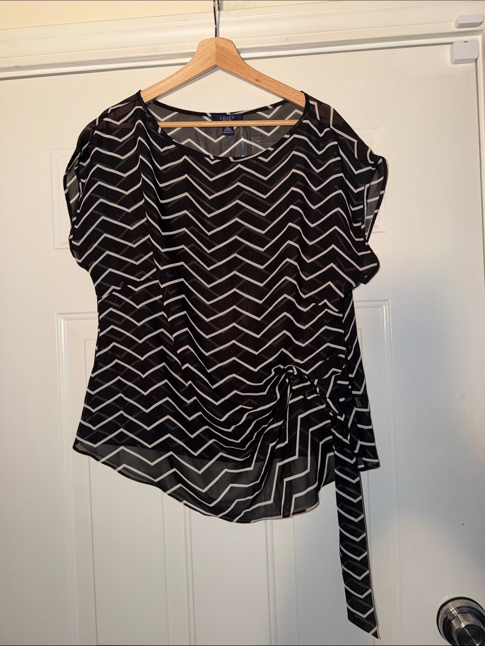 Chaps Black and White Chevron Tie-Side Blouse. Sz XL